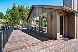 Terrace/patio - Spacious 6-bedroom house in Sunriver perfect for families/groups (Sunriver)