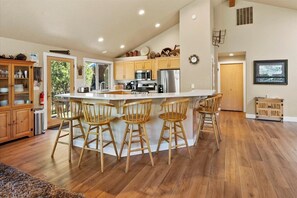 Private kitchen - Spacious 6-bedroom house in Sunriver perfect for families/groups (Sunriver)