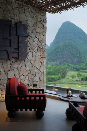 奢華套房, 山景 | 迷你吧贈品、書桌、遮光窗簾/窗簾、熨斗/熨衫板