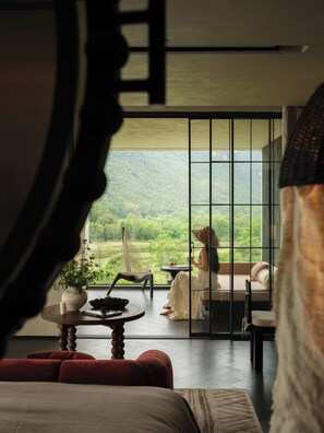 มินิบาร์ฟรี, โต๊ะทำงาน, ผ้าม่านกันแสง, เตารีด/โต๊ะรีดผ้า