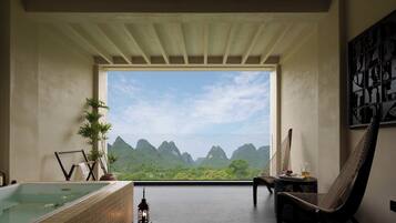 Frigobar (abastecido com itens grátis), escrivaninha, cortinas blackout