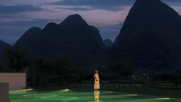 Hồ bơi ngoài trời