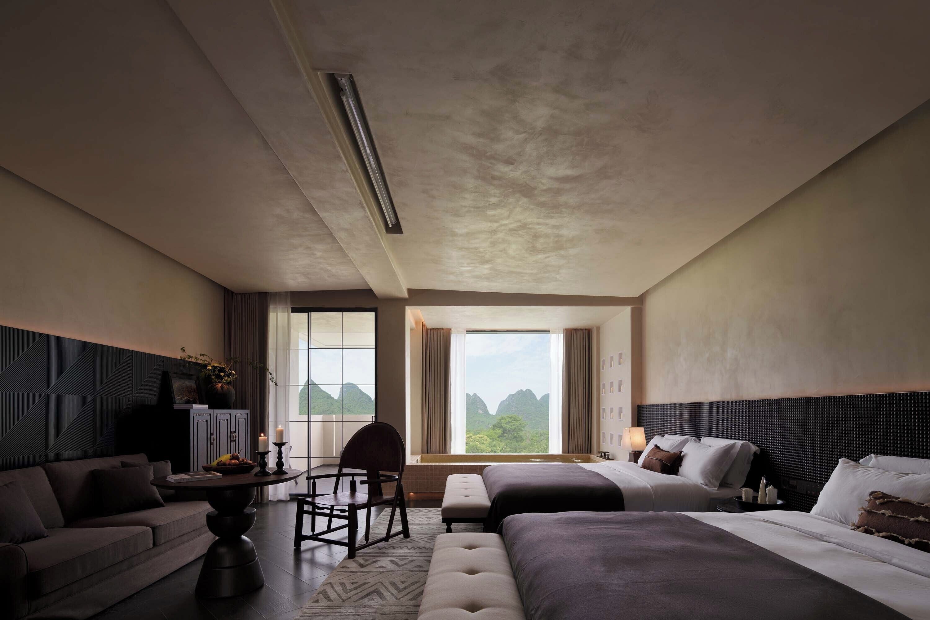 Familieværelse med 2 enkeltsenge - bakkeudsigt | Gratis minibar, skrivebord, mørklægningsgardiner, strygejern/strygebræt