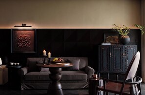 Chambre Familiale avec lits jumeaux, vue colline | Articles gratuits dans le mini-bar, bureau, rideaux occultants