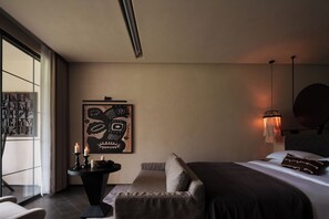 Tradicionális szoba kétszemélyes ággyal, kilátással a dombra | Minibár ingyenes italokkal, íróasztal és sötétítőfüggöny