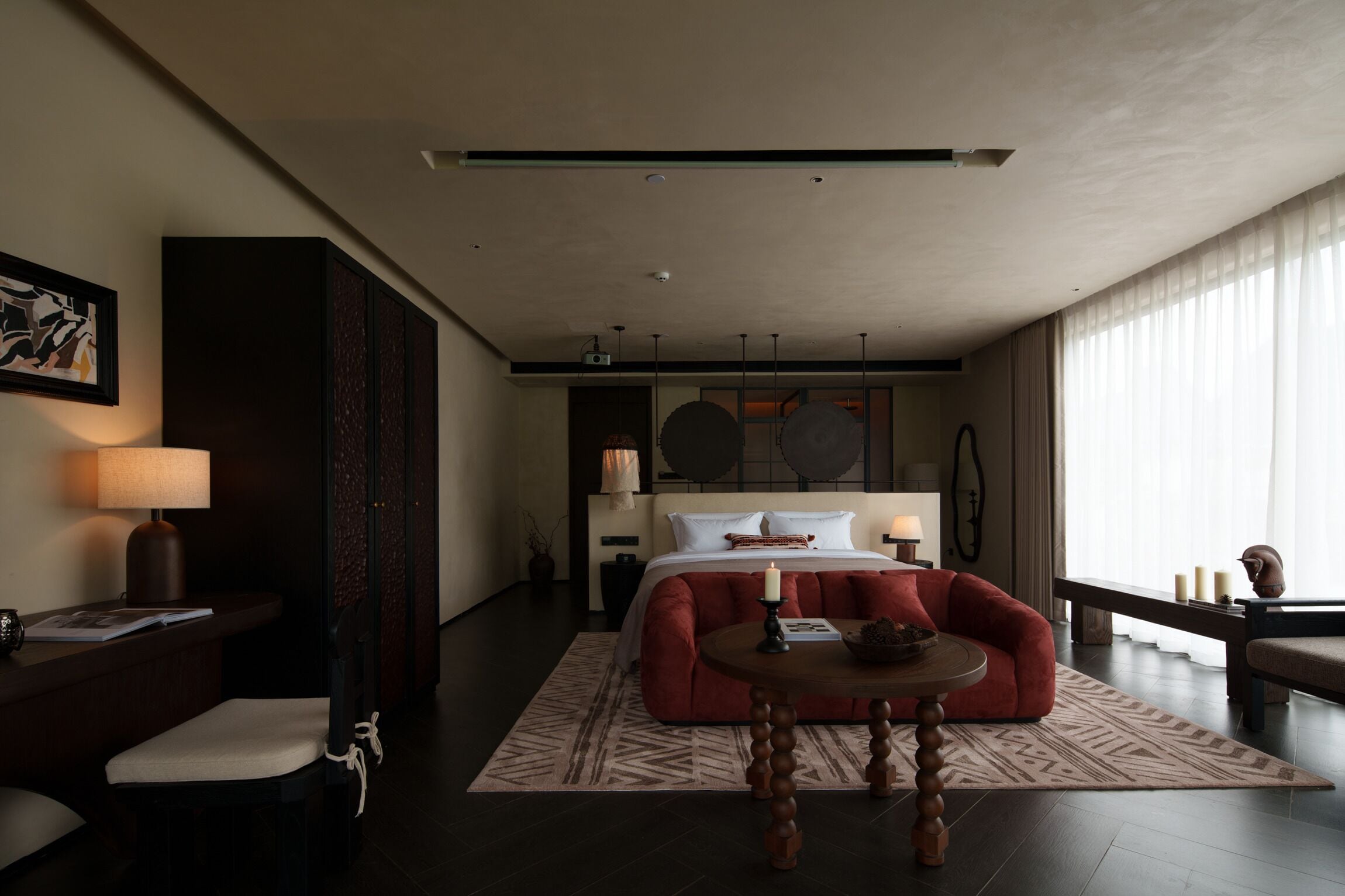 Minibar (inkludert), skrivebord, blendingsgardiner og strykejern/-brett