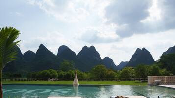 Hồ bơi ngoài trời