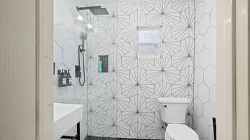 Dusche, Haartrockner, Handtücher, Seife