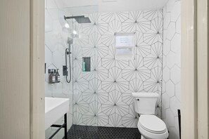Shower, hair dryer, towels, soap - PRIVATE 2BR GUESTHOUSE: Food Hub & Easy Freeway Access in International District (Houston)