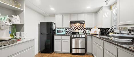 Een koelkast, een microgolfoven, een oven, een kookplaat