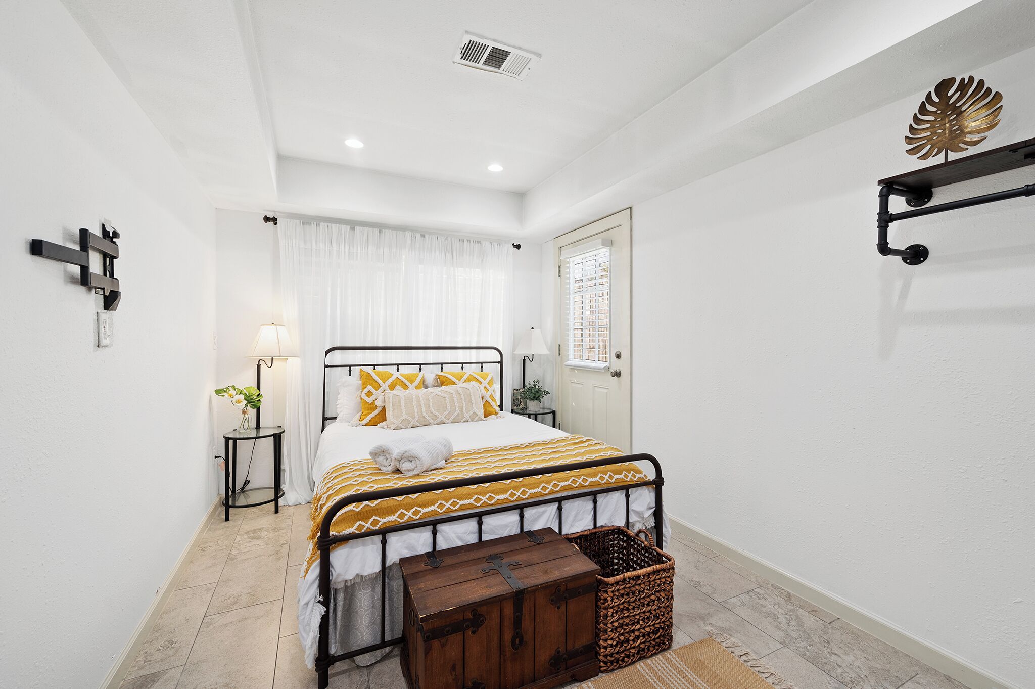 Fer et planche à repasser, lit parapluie, Wi-Fi gratuit, draps fournis