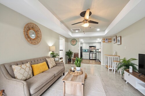 PRIVATE 2BR GUESTHOUSE: Food Hub & Easy Freeway Access in Southwest Houston
