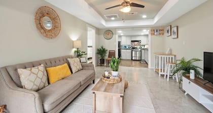 PRIVATE 2BR GUESTHOUSE: Food Hub & Easy Freeway Access in Southwest Houston