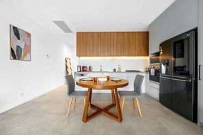 Coffee/tea maker, fridge, microwave, oven - Stylish 2BR Home in Doncaster with parking (Doncaster)