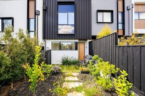 Exterior - Stylish 2BR Home in Doncaster with parking (Doncaster)
