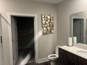 Shower, hair dryer, towels, soap - Cozy 1-bedroom Luxury condo in charming Charlotte (Charlotte)