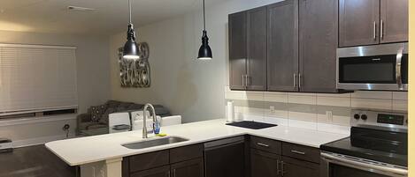 冷蔵庫、電子レンジ、オーブン、コンロ