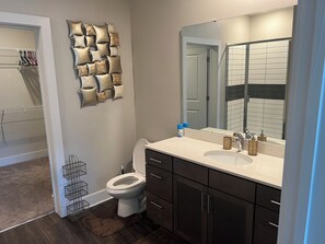 Regadera, secadora de cabello, toallas, jabón 