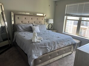 Tabla de planchar con plancha, wifi gratis y ropa de cama 