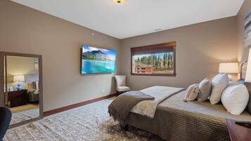 3 bedrooms, desk, iron/ironing board, travel cot