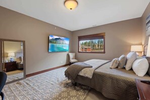 3 bedrooms, desk, iron/ironing board, travel cot - Stylish Riverstone Condo: Family Fun with Bunk Room! (Coeur d'Alene)