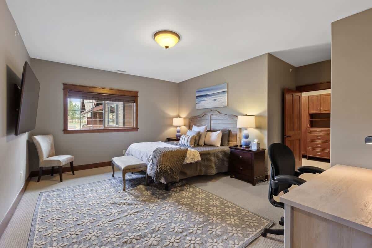 Een bureau, een strijkplank/strijkijzer, reisbedje, wifi