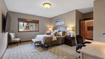 Een bureau, een strijkplank/strijkijzer, reisbedje, wifi