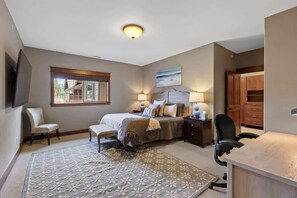 Een bureau, een strijkplank/strijkijzer, reisbedje, wifi