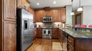 冰箱、微波炉、烤箱、炉灶