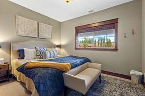 Työpöytä, silitysrauta/-lauta, vauvan matkasänky, Wi-Fi