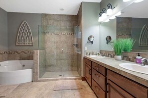 Een haardroger, handdoeken