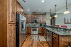 Fridge, microwave, oven, stovetop - Your Downtown Playpad- Family Condo In Riverstone (Coeur d`Alene)