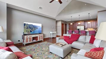 Een televisie en boeken