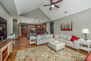 TV, books - Your Downtown Playpad- Family Condo In Riverstone (Coeur d`Alene)