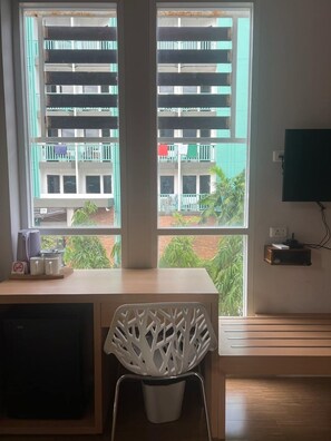 غرفة ديلوكس ثلاثية - بشرفة - م�نظر للمدينة | إطلالة على الشارع