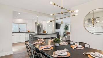 House (6 Bedrooms) | Interior