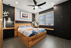 Iron/ironing board, bed sheets