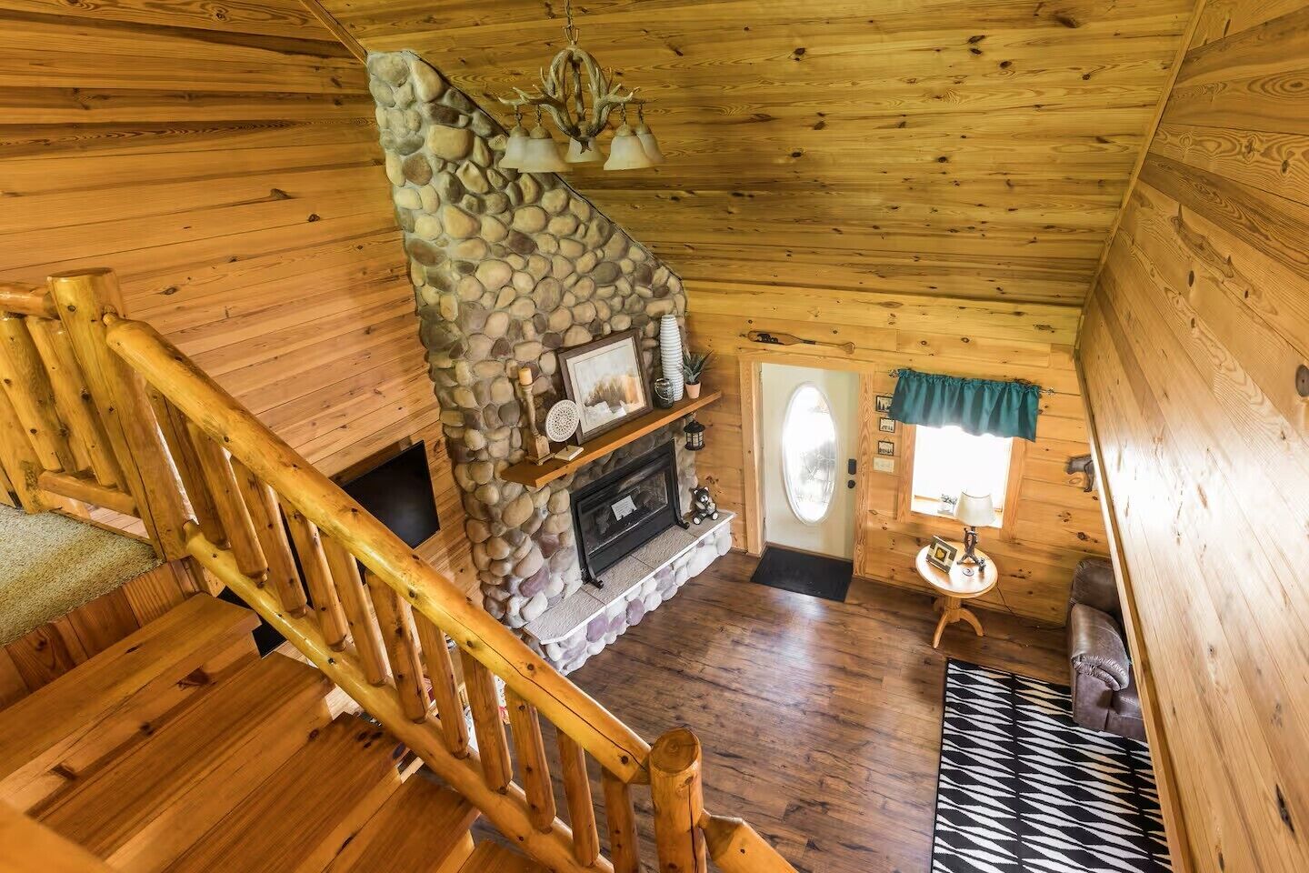 电视、壁炉、DVD 播放器