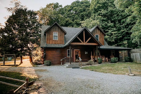 Exterior. Cozy Bear Cabin - Log Cabin Soul, Nashville Heart