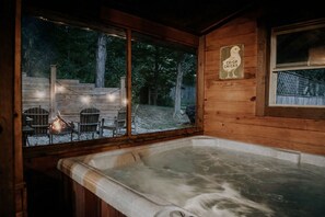 Outdoor spa tub - Relax at Cozy Bear Cabin • Peaceful Stay & Fun for All Ages in the Perfect Spot! (Nashville)