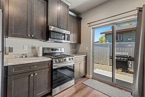 Private kitchen - NEW CENTRAL HOME~Grand Canyon~Bearizona~Route66~AC (Williams)