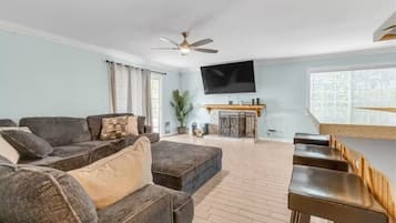 Televisión y chimenea