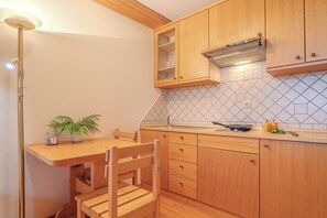 Fridge, stovetop, cookware/dishes/utensils - Oblak Estate Studio Lana, Ortnek, Slovenia (Ortnek)