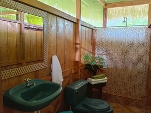 Kombinasi shower/bathtub, handuk, sabun, dan sampo