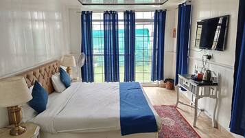 Villa familiar, balcón, vistas a la montaña | Escritorio, espacio para trabajar con un portátil, wifi gratis