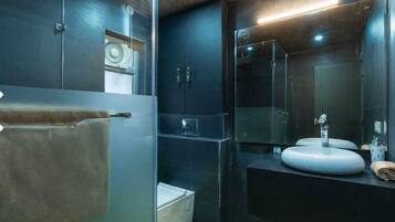 Ducha, artículos de higiene personal gratuitos y secador de pelo