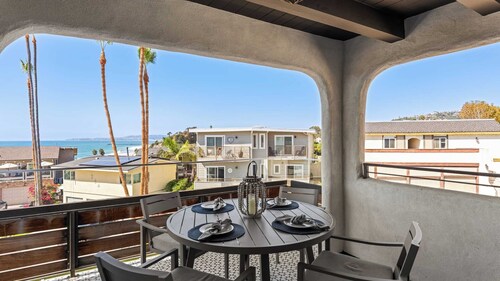 3 Condos, Steps to Beach, Rooftop Patio Trestles Trailhead Trio by Avantstay