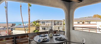 3 Condos, Steps to Beach, Rooftop Patio Trestles Trailhead Trio by Avantstay