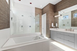 Haartrockner, Bidet, Handtücher, Seife