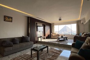 Living area - Khufu's Heaven Pyramids View (Giza Governorate)